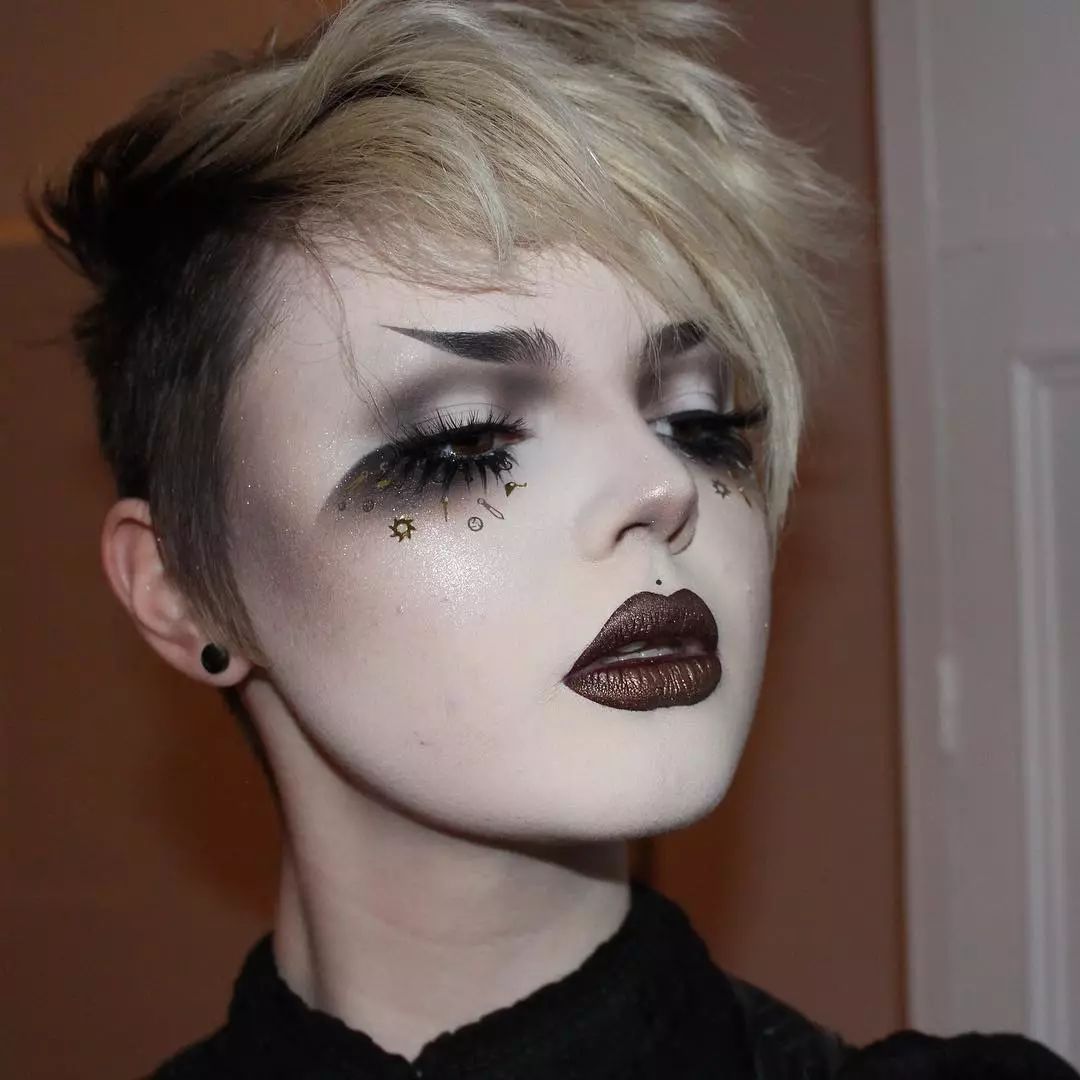 Eye makeup of goth makeup looks